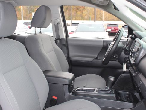 Used 2020 Toyota Tacoma SR image 32