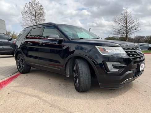 Used 2017 Ford Explorer XLT w/ Equipment Group 202A image 5