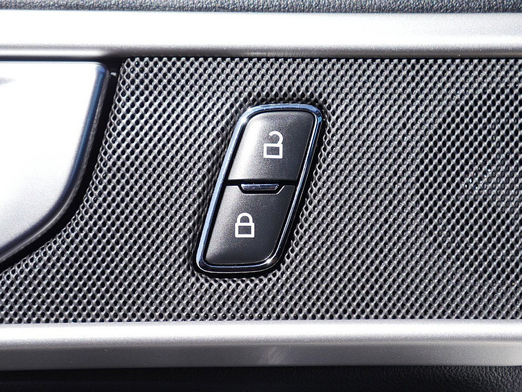 Used 2020 Ford Explorer XLT w/ Equipment Group 202A AWD/4WD image 28