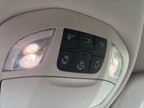 Used 2024 Chrysler Pacifica Touring-L FWD image 28