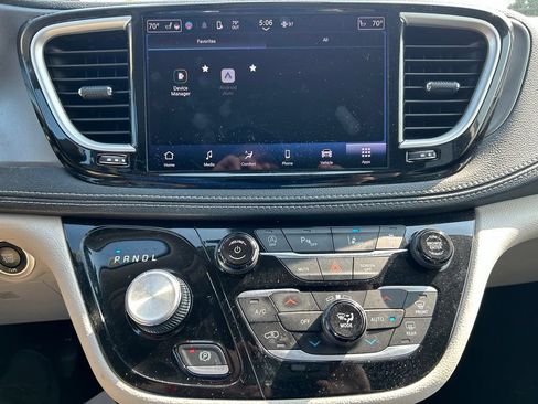Used 2023 Chrysler Pacifica Touring-L AWD/4WD image 16
