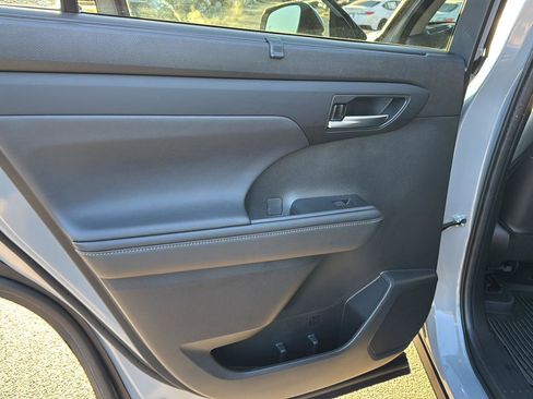 Certified 2024 Toyota Highlander XLE image 15