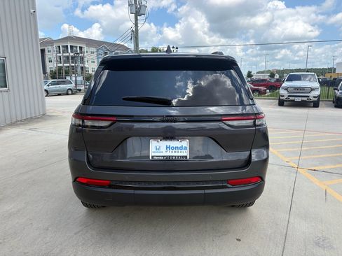 Used 2025 Jeep Grand Cherokee Altitude RWD image 7