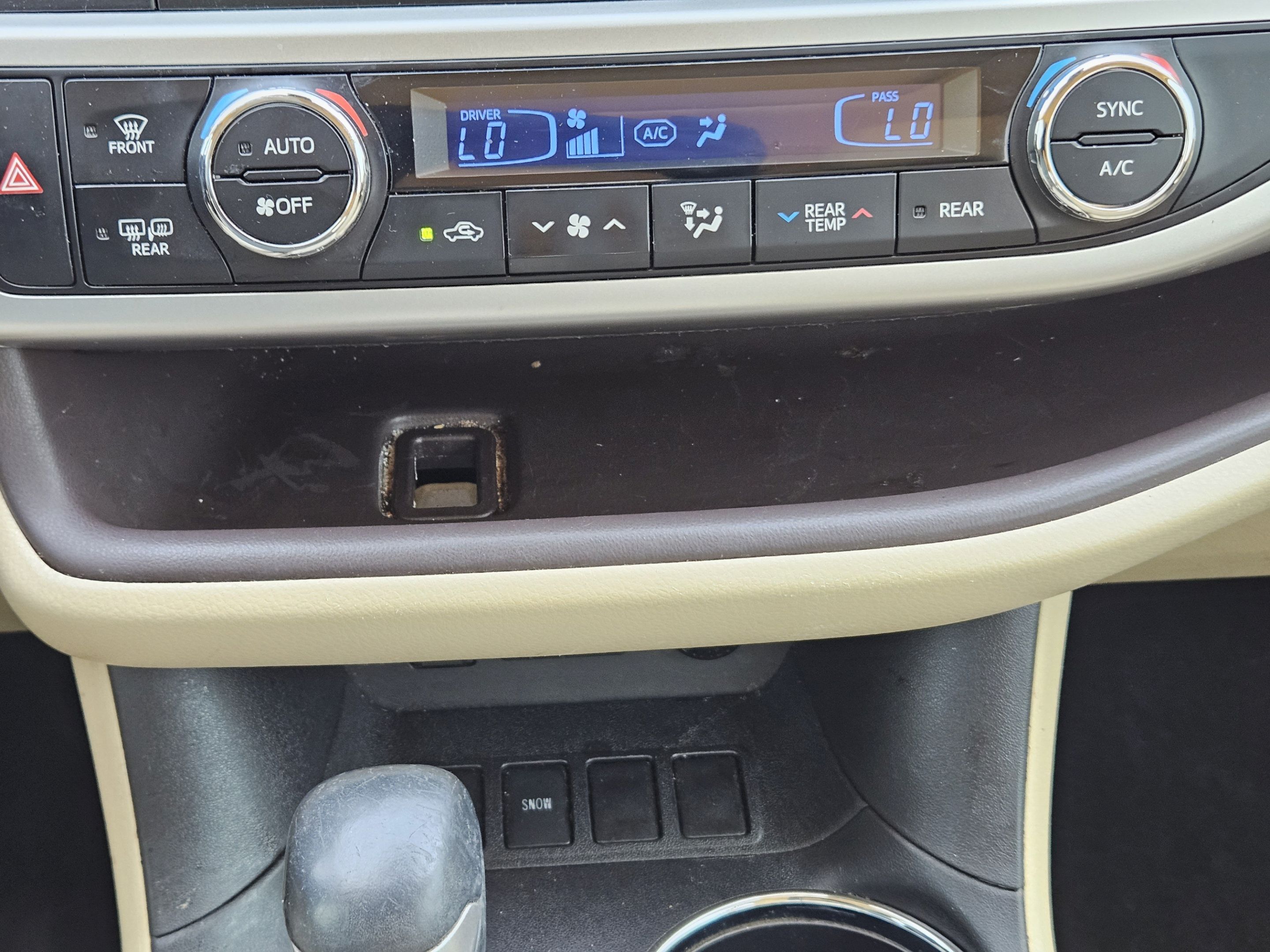 Used 2019 Toyota Highlander XLE FWD image 11