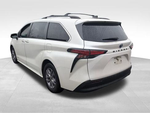 Used 2021 Toyota Sienna XLE image 5