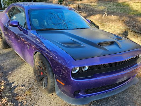 Used 2016 Dodge Challenger SRT Hellcat image 1