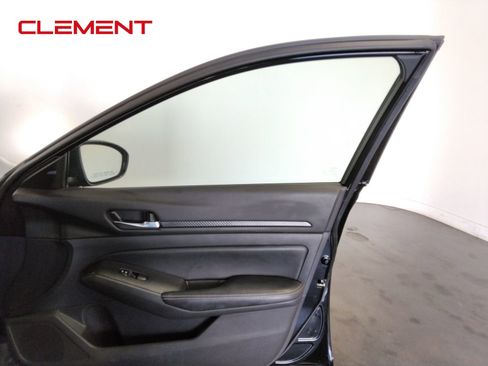 Used 2025 Nissan Altima 2.5 SV FWD image 37