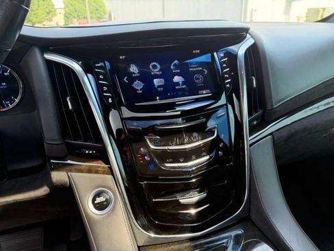 Used 2017 Cadillac Escalade ESV Platinum AWD/4WD image 18
