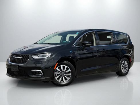 Used 2023 Chrysler Pacifica Touring-L FWD image 1