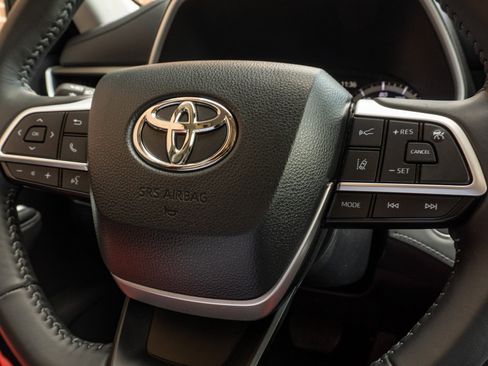 Used 2023 Toyota Highlander XLE FWD image 30