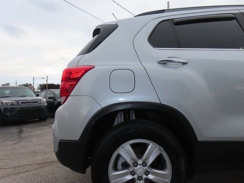 Used 2020 Chevrolet Trax LT w/ LT Convenience Package AWD/4WD image 23
