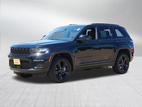 Used 2024 Jeep Grand Cherokee Limited w/ Black Appearance Package AWD/4WD image 3