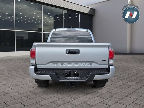 Used 2022 Toyota Tacoma TRD Sport AWD/4WD image 4
