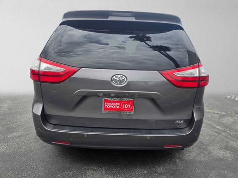 Used 2017 Toyota Sienna XLE w/ XLE Navigation Package FWD image 4