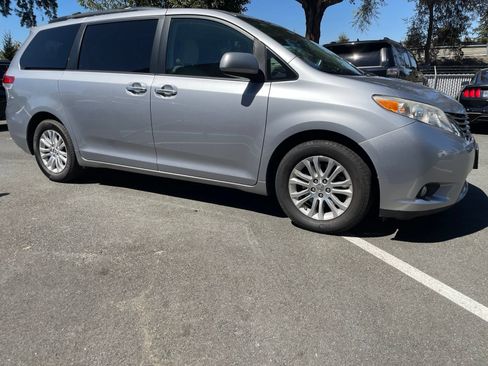 Used 2012 Toyota Sienna XLE w/ XLE Navigation Pkg FWD image 4