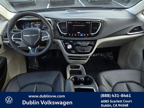 Used 2024 Chrysler Pacifica Select image 15