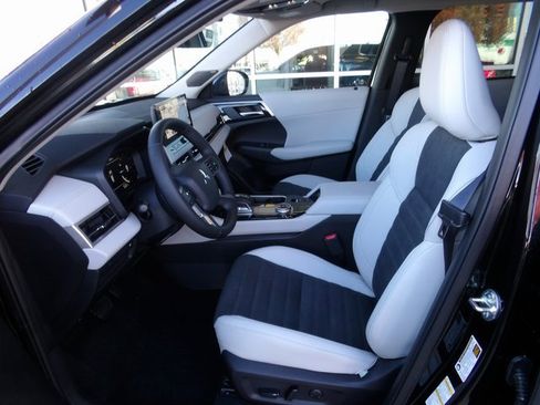 New 2025 Mitsubishi Outlander SE image 15