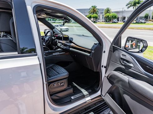 Used 2024 Cadillac Escalade ESV Sport Platinum w/ LPO, ONYX Package AWD/4WD image 34