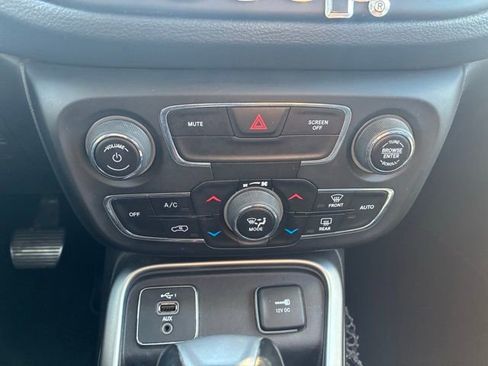 Used 2019 Jeep Compass Latitude FWD image 14