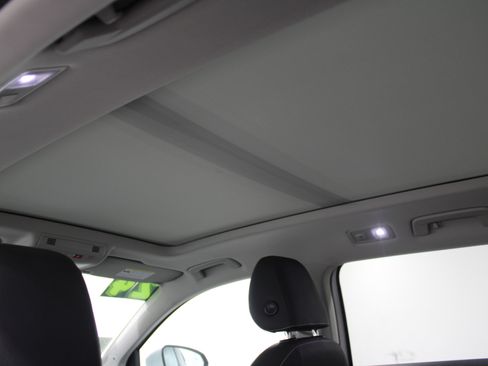 Used 2024 Volkswagen Taos SEL image 21