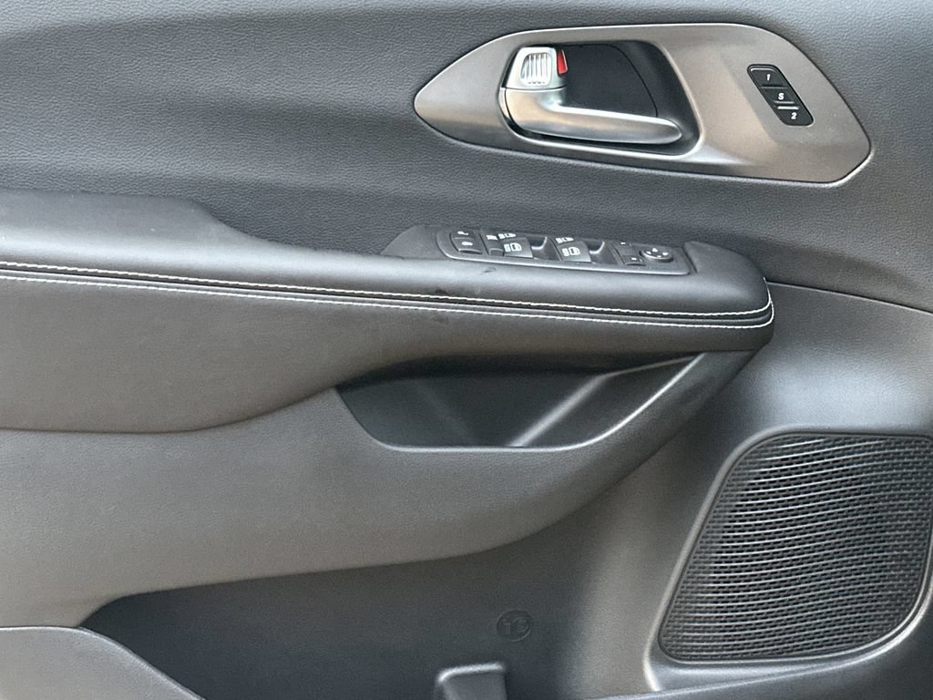 New 2026 Chrysler Pacifica Select FWD image 10
