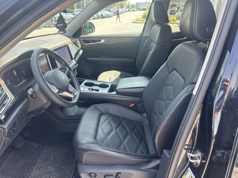 Used 2024 Volkswagen Atlas SE AWD/4WD image 14