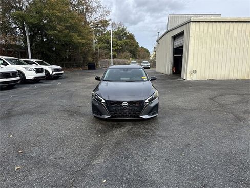 Used 2024 Nissan Altima 2.5 SR w/ SR Premium Package image 2