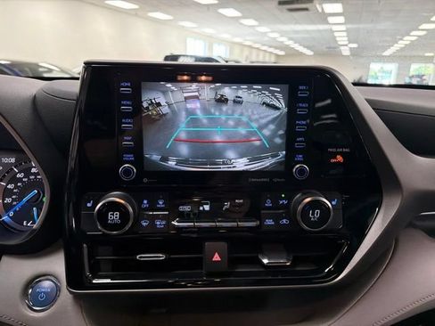 Used 2022 Toyota Highlander XLE AWD/4WD image 22