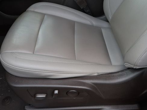 Used 2024 Chevrolet Suburban LT RWD image 21