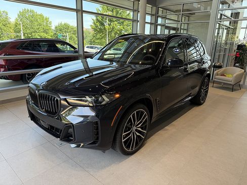 New 2026 BMW X5 xDrive40i w/ M Sport Package AWD/4WD image 3