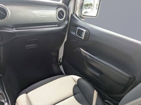 Used 2023 Jeep Wrangler Unlimited Sahara AWD/4WD image 16