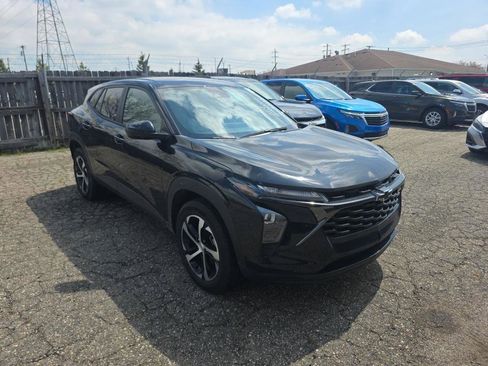 Used 2024 Chevrolet Trax RS w/ Driver Confidence Package FWD image 3