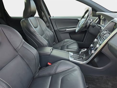 Used 2017 Volvo XC60 T6 R-Design w/ Climate Package image 12