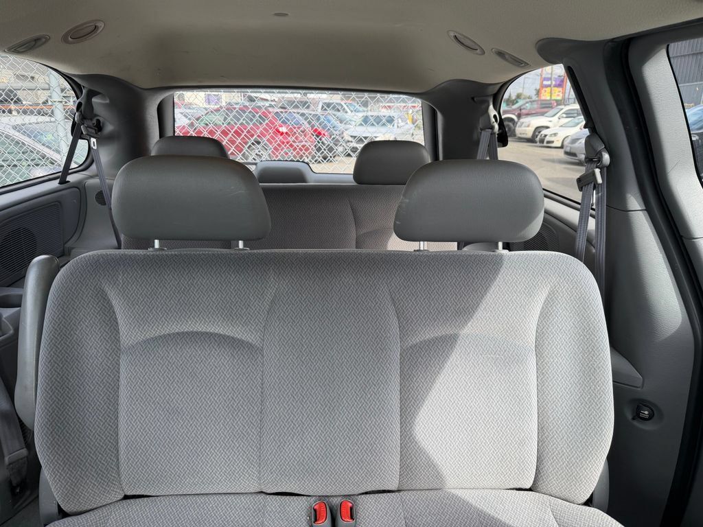 Used 2005 Dodge Grand Caravan SE w/ Popular Equipment Group I FWD image 5