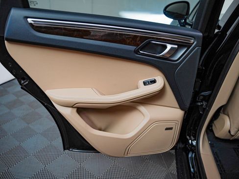 Certified 2025 Porsche Macan image 28
