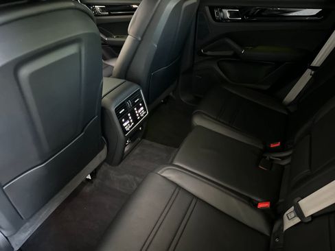 Used 2023 Porsche Cayenne Platinum Edition AWD/4WD image 4