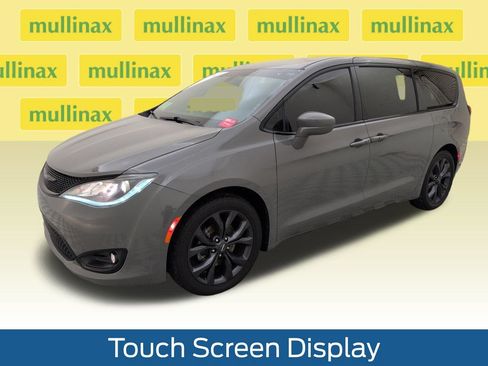 Used 2020 Chrysler Pacifica Touring w/ S Appearance Package FWD image 11
