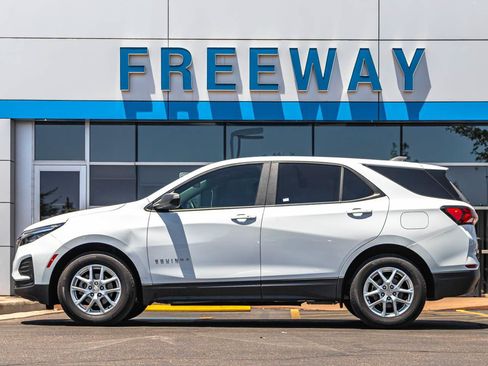Used 2023 Chevrolet Equinox LS w/ LS Convenience Package FWD image 2