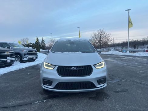 Used 2022 Chrysler Pacifica Touring-L w/ S Appearance Package image 2