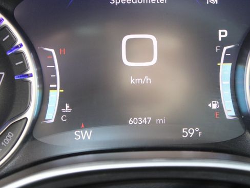 Used 2024 Chrysler Pacifica Touring-L image 11