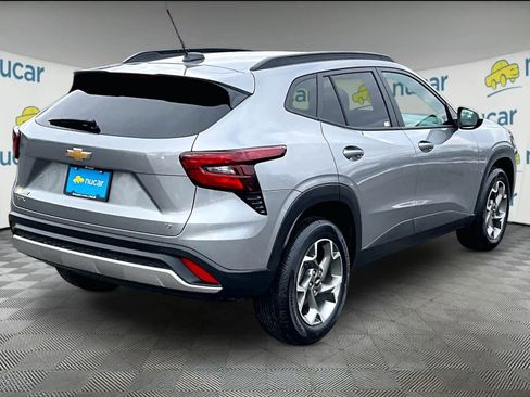 Used 2025 Chevrolet Trax LT w/ LT Convenience Package image 6