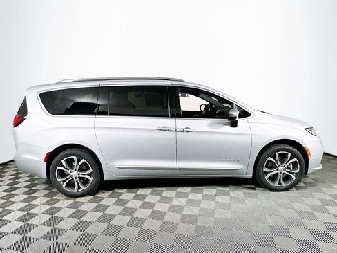 New 2026 Chrysler Pacifica Pinnacle image 8