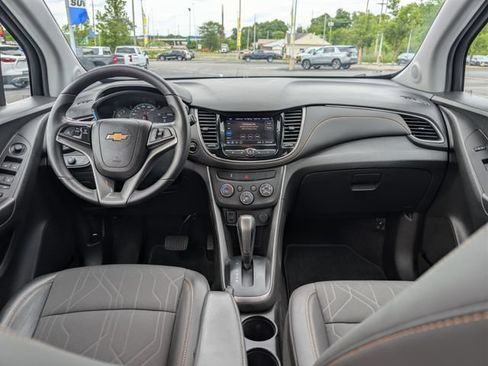 Used 2022 Chevrolet Trax LT w/ LT Convenience Package AWD/4WD image 11