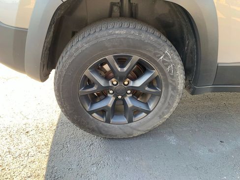 Used 2018 Jeep Cherokee Trailhawk AWD/4WD image 17