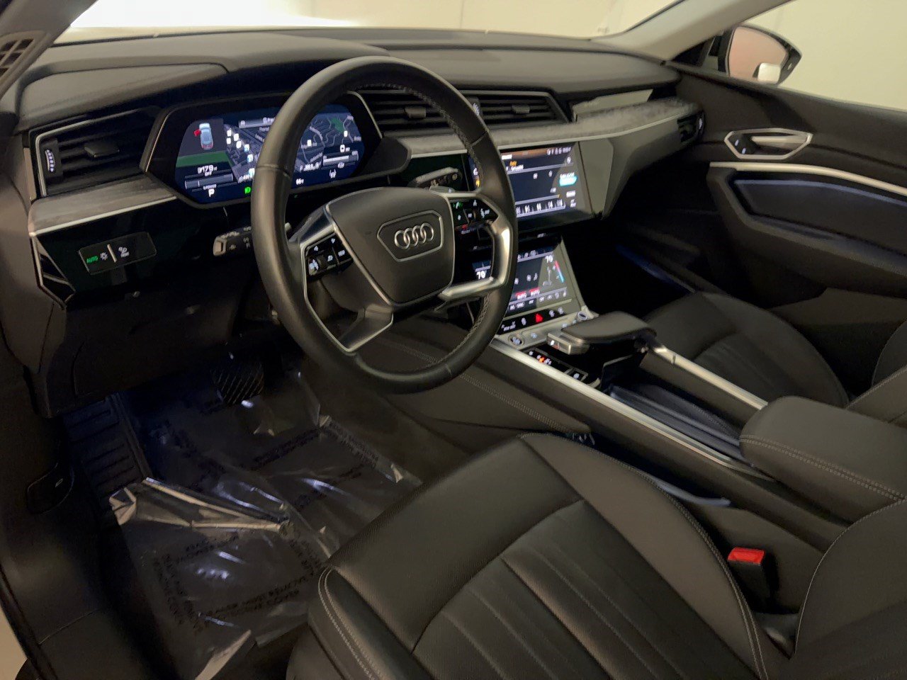 Certified 2022 Audi e-tron Premium Plus w/ Premium Plus Package AWD/4WD image 4