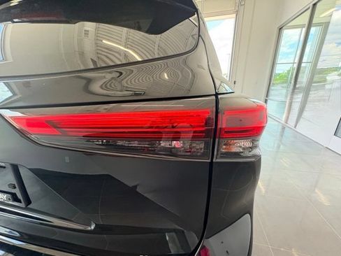 Used 2023 Toyota Highlander XLE AWD/4WD image 9