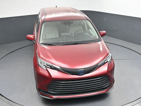 Used 2021 Toyota Sienna LE image 32