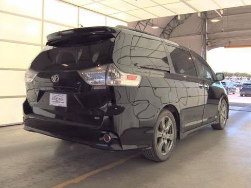 Used 2017 Toyota Sienna SE FWD image 3