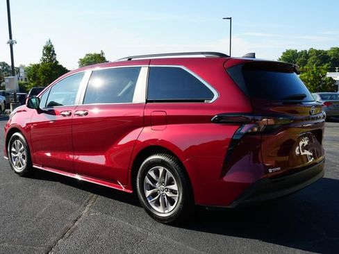 Used 2023 Toyota Sienna XLE FWD image 5