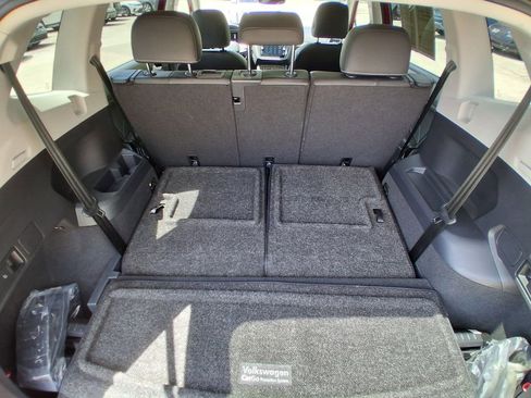 Used 2023 Volkswagen Tiguan SE w/ Panoramic Sunroof Package FWD image 38